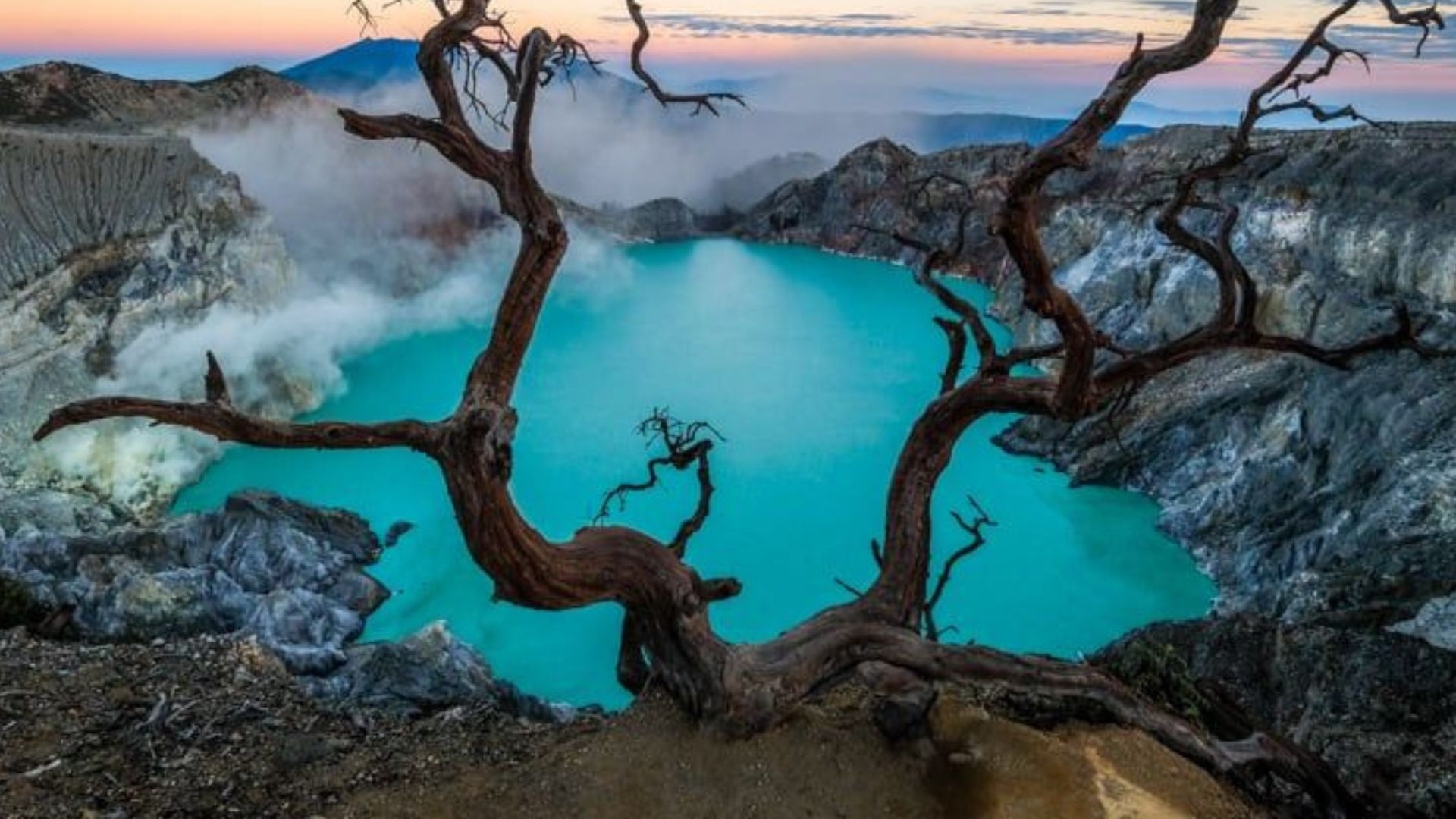 Misteri dan Pesona Gunung Ijen: Menyingkap Keunikan Kawah Berapi Biru di Jawa Timur