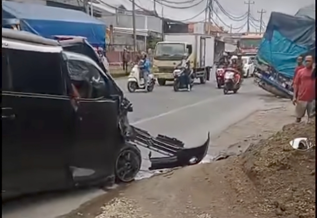 Adu Banteng Truk vs Suzuki APV di Krawang Kudus, Dua Orang Dilarikan ke RS