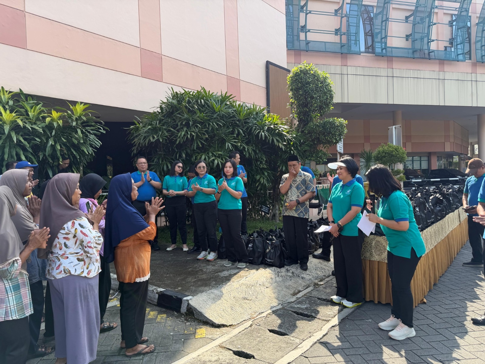 Hotel Ciputra Semarang Bagikan 200 Paket Sembako untuk Marbot dan Penyapu Jalan di Ramadan 1447 H