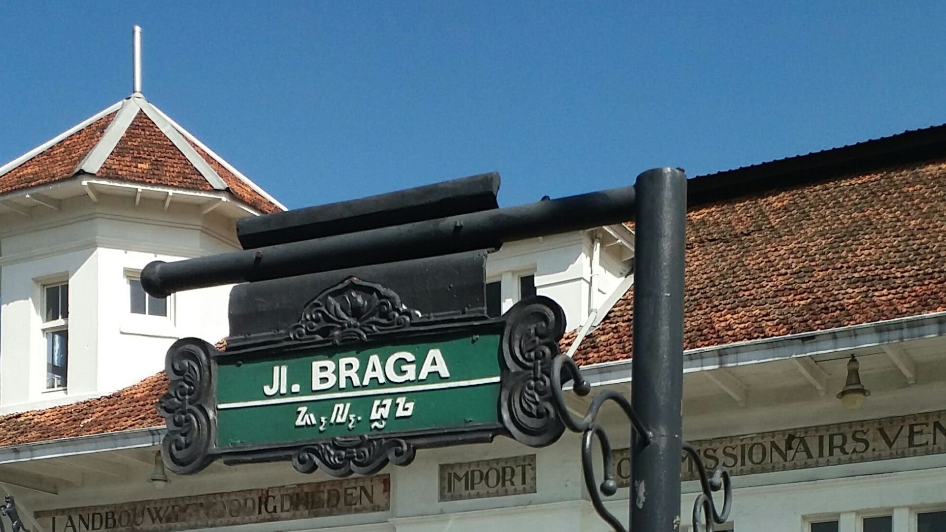 Jangan Pusing Cari Parkir! Ini 9 Lokasi Parkir Mobil di Braga Bandung