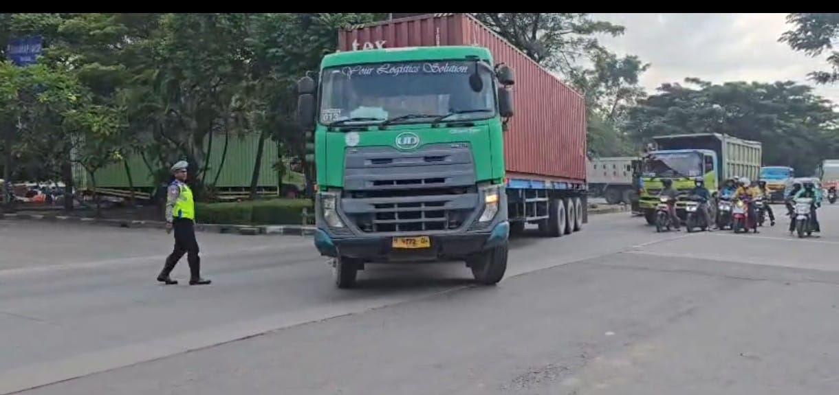 Satlantas Polrestabes Semarang Laksanakan Penyekatan Kendaraan Sumbu Tiga dalam Operasi Ketupat Candi 2026