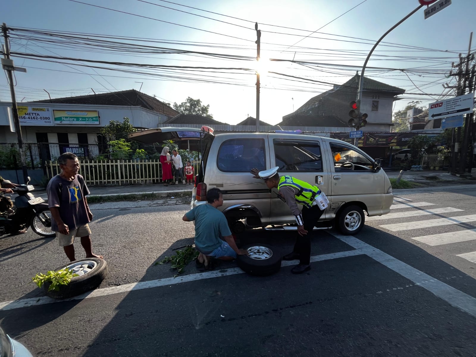 Hendak Mudik ke Pacitan, Mobil Tua Tiba-tiba Mogok, Petugas Polres Sukoharjo Sigap Membantu
