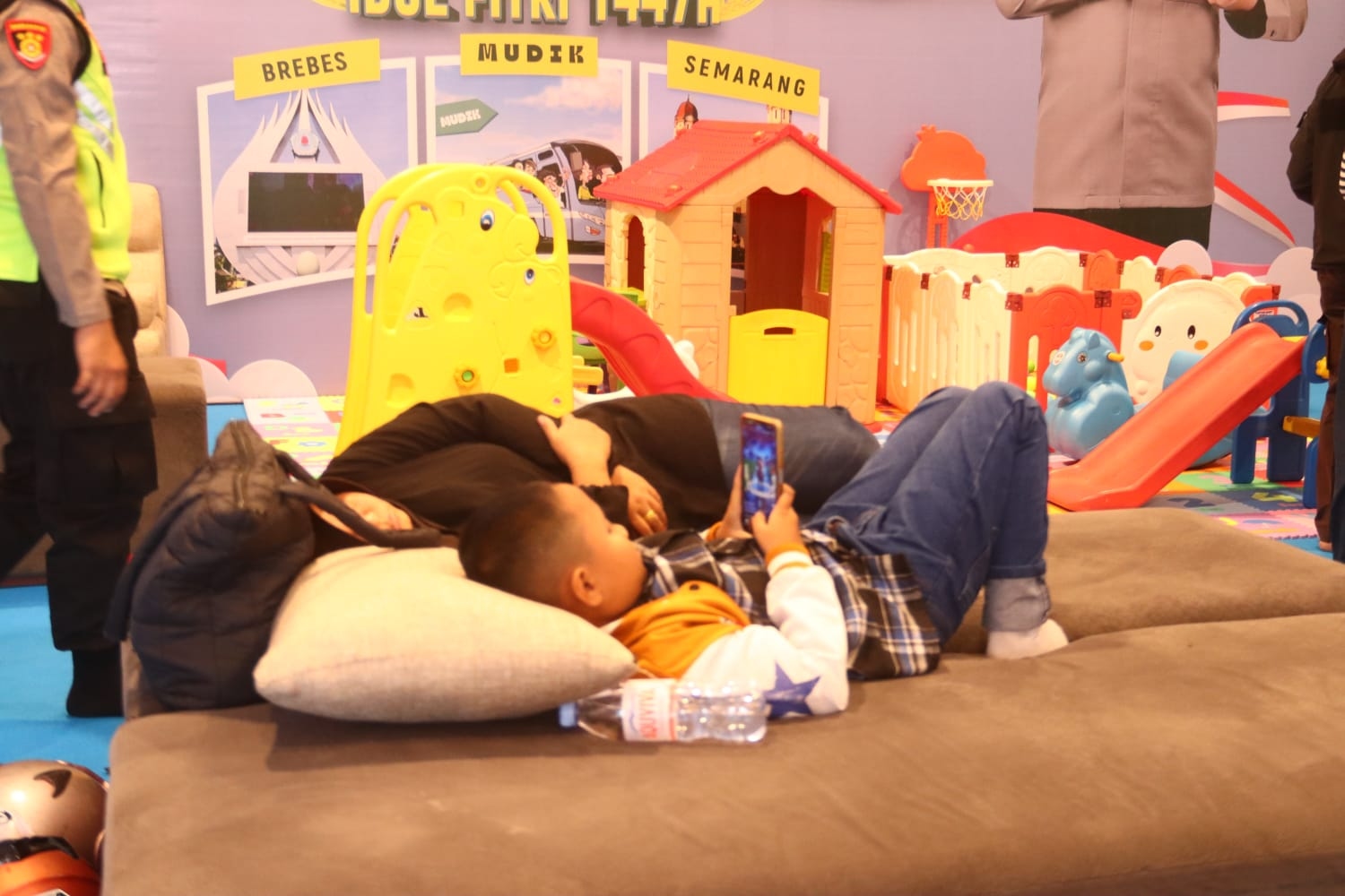 Fasilitas Nyaman Valet Ride Polres Brebes Bikin Bocah Tertidur Nyenyak Saat Tunggu Keberangkatan