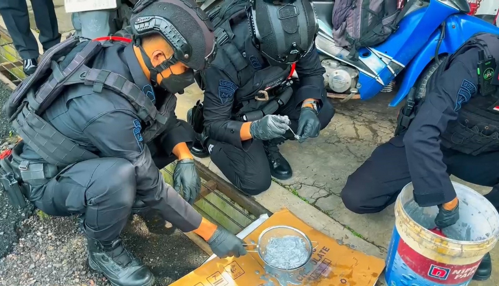 Tim Gegana Satbrimob Polda Jateng Musnahkan Bahan Peledak di Tembalang