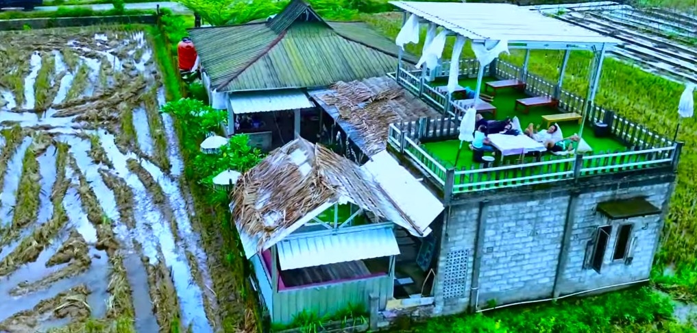 Kopi Caping Gunung: Resto Tradisional di Banyu Biru dengan Filosofi Jawa serta Pemandangan Bukit dan Sawah yang Memikat