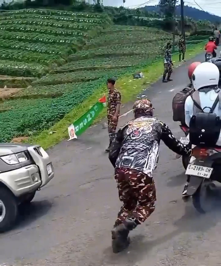 Banser Peduli, Bantu Wisatawan Menanjak Menuju Dieng 