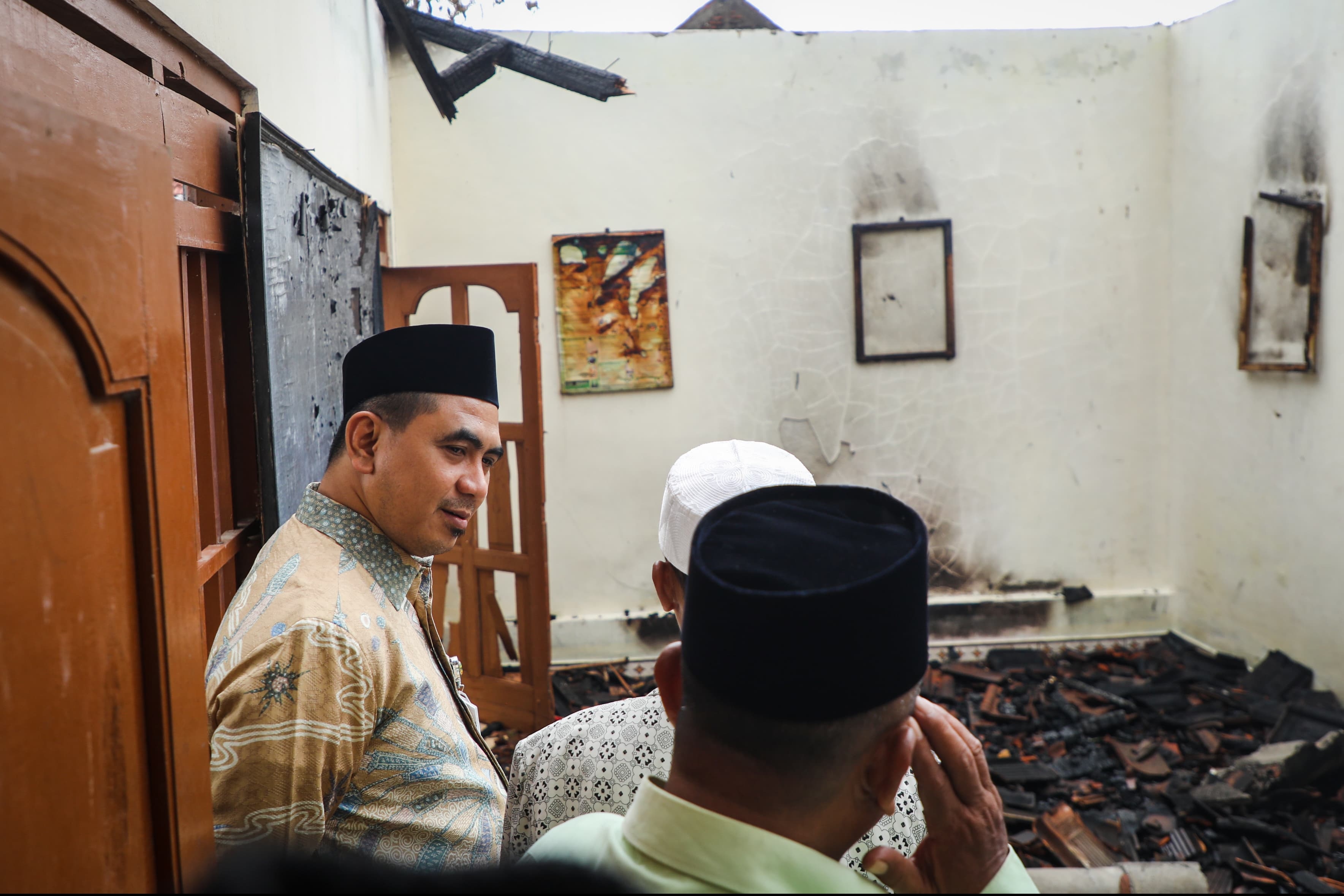 Gus Yasin Kunjungi Masjid Bersejarah yang Ludes Terbakar di Boyolali, Salurkan Bantuan Rp80 Juta