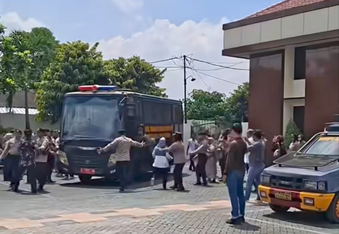 Sidang Kasus Tongtek Berdarah di Pati Ricuh: Warga Kecewa hingga Lempar Mobil Tahanan