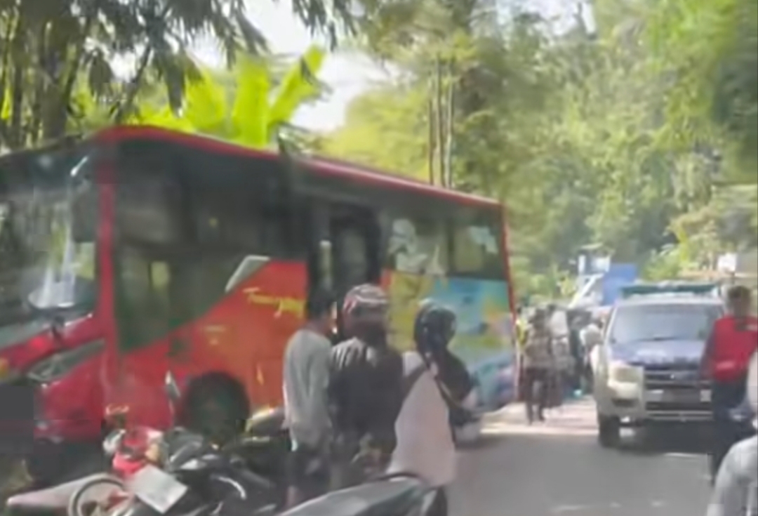 Bus Trans Jateng Kecelakaan Beruntun di Jalur Purworejo-Magelang, Satu Pemotor Tewas