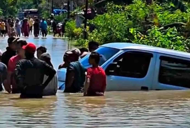 Viral! Minibus Nekat Terobos Banjir di Katong Grobogan Terperosok, Warga Sigap Evakuasi