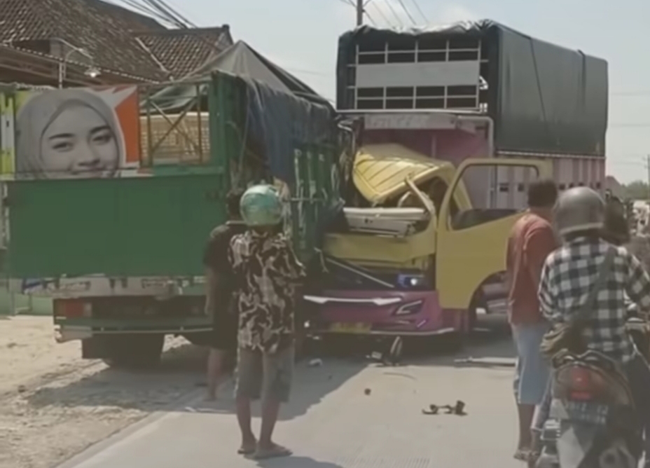 Truk Adu Banteng di Grobogan, 5 Orang Luka-Luka