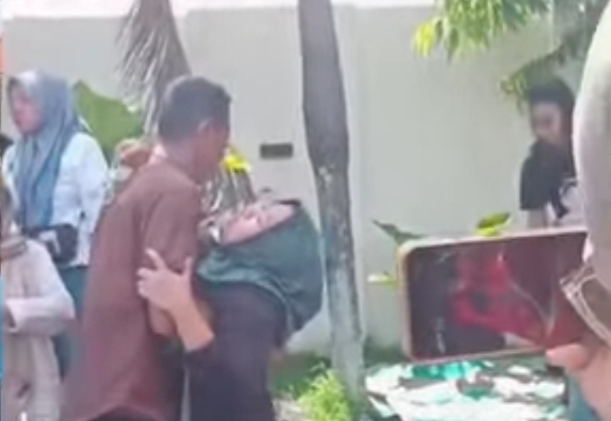 Vonis 3 Tahun Kasus Tongtek Maut di Pati Picu Amarah Massa, Ibu Korban Pingsan di PN Pati