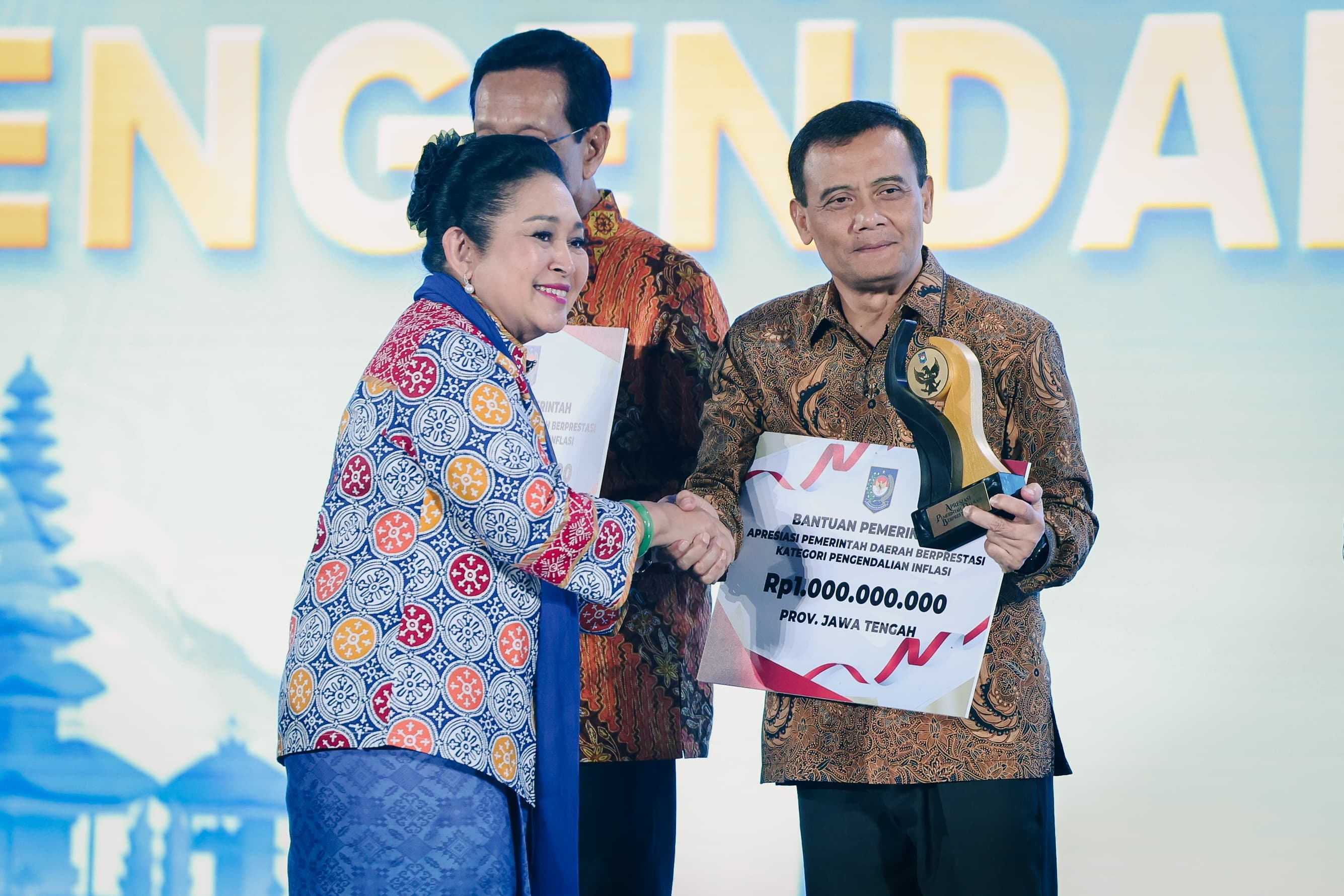 Ahmad Luthfi Antarkan Jawa Tengah Raih Penghargaan Pengendalian Inflasi dari Kemendagri