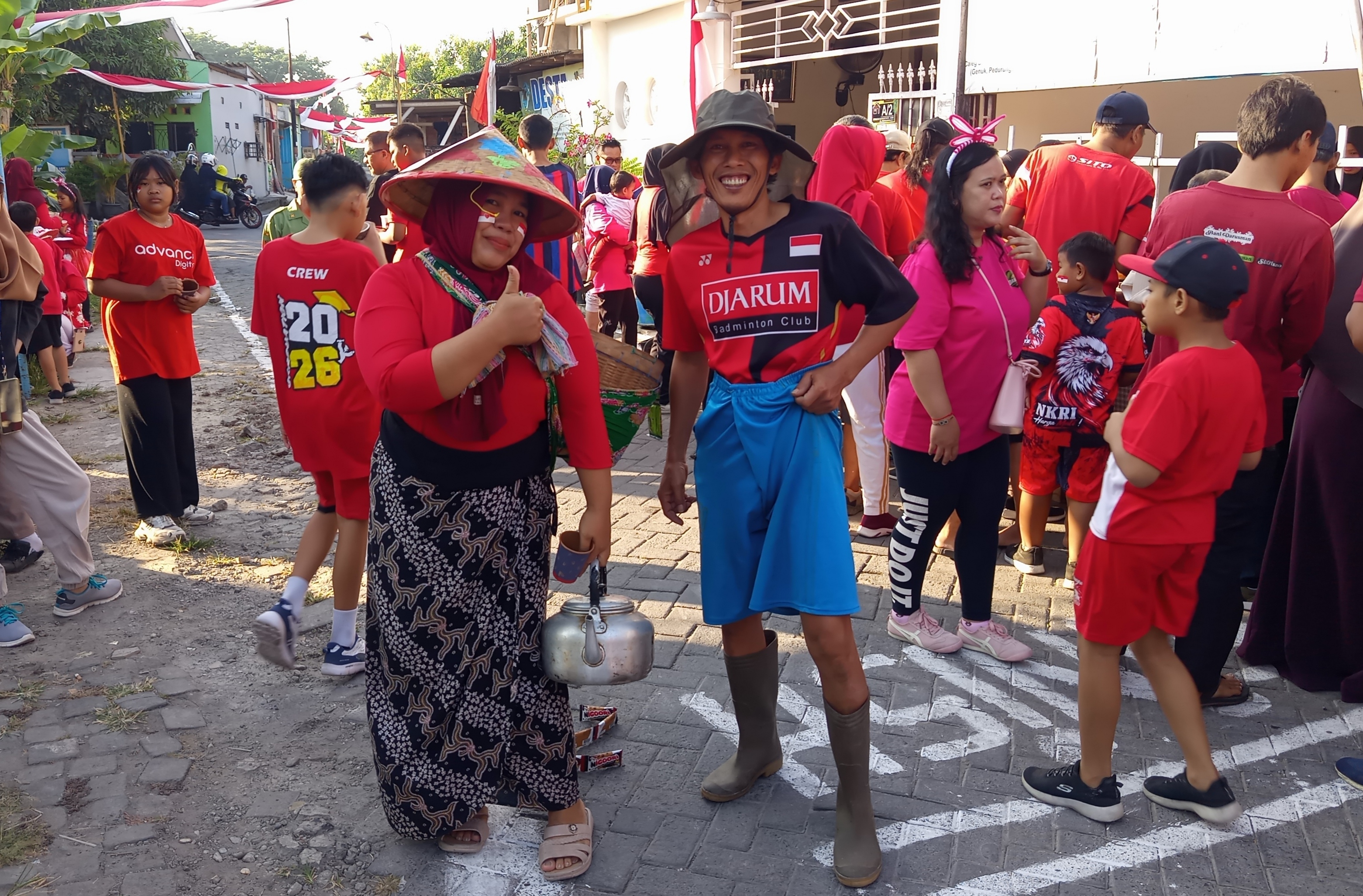 Jalan Sehat 17 Agustus di Bangetayu Wetan Meriah, Warga Tampil Pakai Kebaya hingga Kostum Dalang