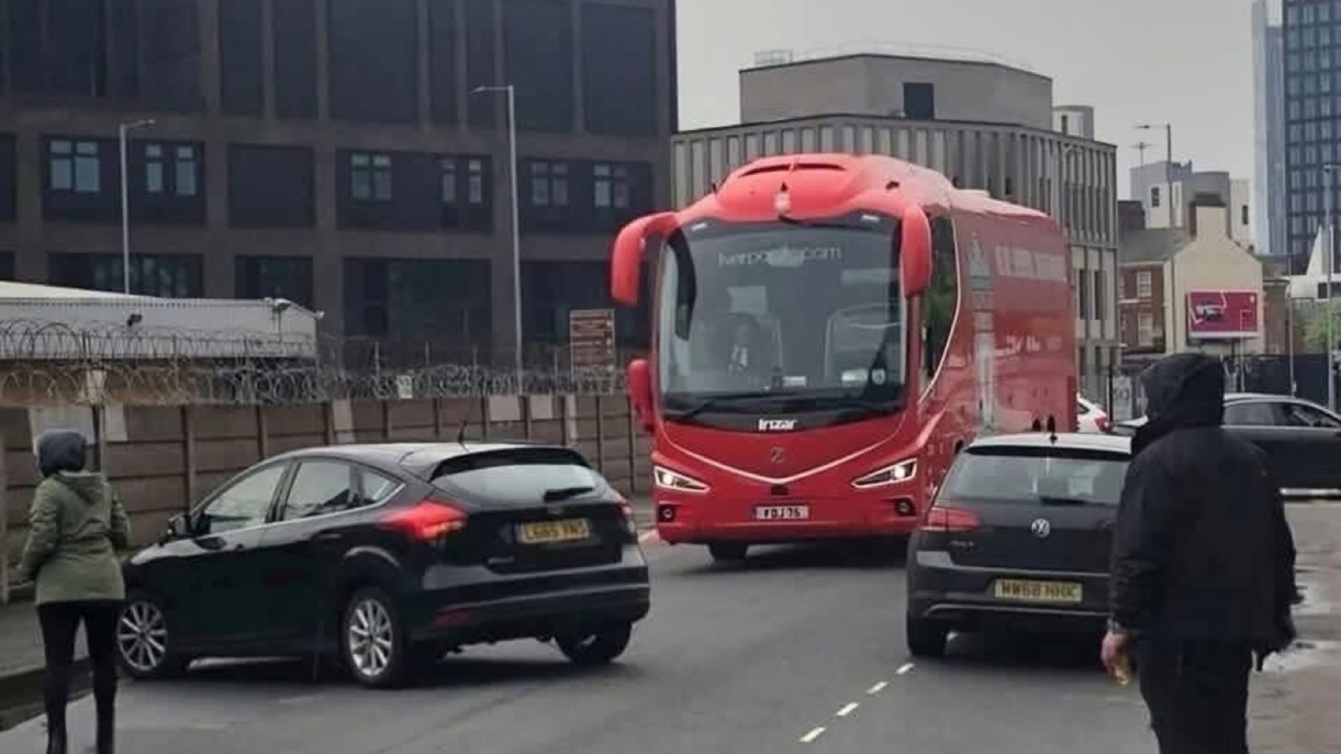 Bus Penuh Tipu Daya: Cerita Liverpool Akali Suporter MU di Tengah Protes Anti-Glazer