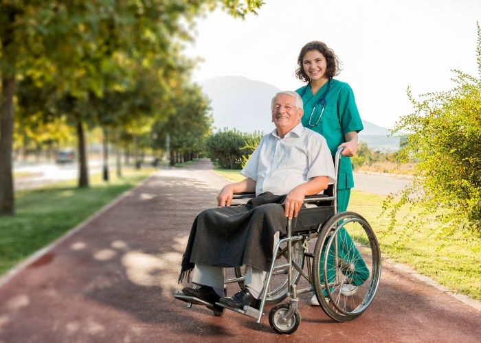 Mengenal Profesi Caregiver dari Jenis Hingga Tanggung Jawab Pekerjaan