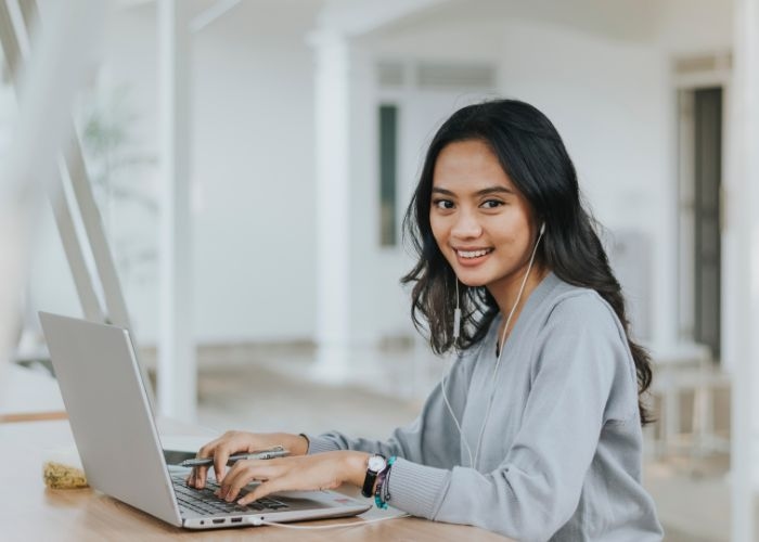 Tampil Profesional dalam Wawancara Kerja Daring: 7 Tips Berbusana bagi Wanita Karir