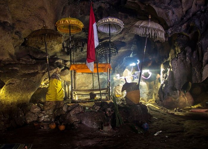 Misteri dan Keajaiban Goa Istana: Pusat Spiritual Kerajaan Mistis Alas Purwo