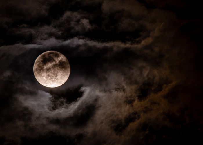 Misteri yang Menyelimuti Malam Jumat: Antara Mitos, Kepercayaan dan Kengerian