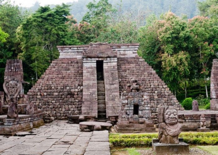 Menghayati Filosofi, Sejarah dan Keunikan Candi Sukuh: 5 Fakta Tersembunyi dari Candi yang Menyerupai Piramida Kuno