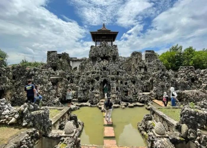 Tempat Penuh Misteri di Cirebon: Mengungkap Mitos dan Sejarah di Goa Sunyaragi, Destinasi Wisata yang Penuh Nilai Sejarah 