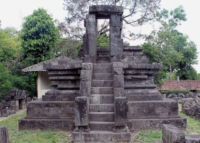 Mengungkap Misteri Tersembunyi Dibalik Candi Lawang: Adanya Gerbang Magis yang Bisa Menembus Menuju Majapahit?