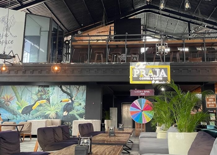Rekomendasi Cafe Hits di Indonesia: The Praja, Cafe dengan Ruang Luas, Hiburan Musik, dan Cita Rasa Ala Nusantara dan Western