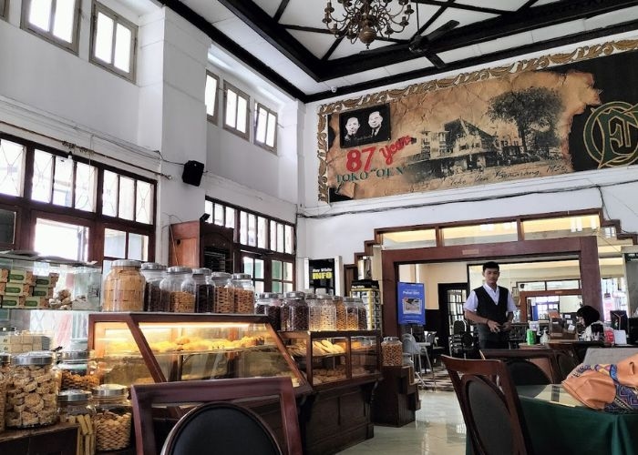 Rekomendasi Cafe Hits untuk Buka Bersama di Semarang: Toko Oen, Destinasi Legendaris yang Masih Bertahan