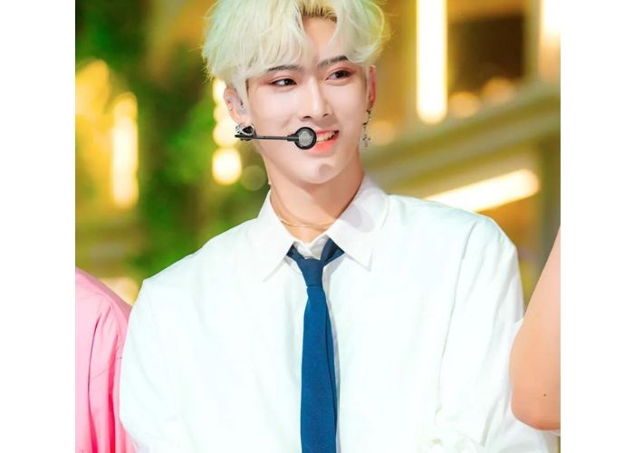 Kontroversi Idola K-Pop: Gestur Tangan Ricky ZEROBASEONE di Bandara Jadi Sorotan Tajam Para Penggemar