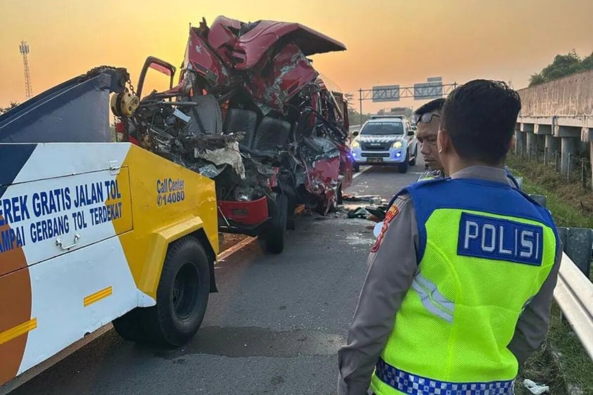 Tragedi Tengah Malam: Mengantuk di Balik Kemudi, Enam Nyawa Melayang di Tol Solo-Ngawi