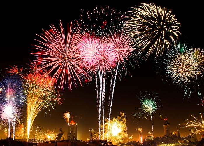 Serba-serbi Pergantian Tahun! 10 Tradisi Malam Tahun Baru yang Penuh Kejutan: Mitos dan Fakta yang Harus Kamu Tahu!