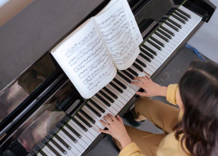 Bikin Candu! Ini 3 Lagu dengan Intro Piano yang Langsung Nempel di Otak, Dijamin Sulit Dilupakan!