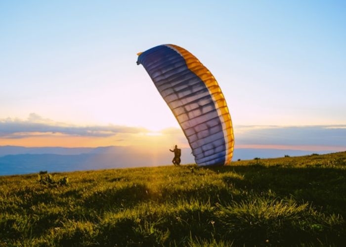 Bukan Cuma Pantai, 5 Tempat Paragliding di Uluwatu, Bali Ini Bikin Kamu Terbang dan Melongo!