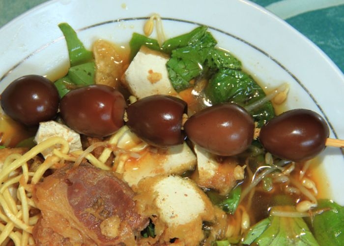 Terungkap! Bukan di Lamongan, Kuliner "Tahu Campur" Legendaris Ini Justru Bikin Heboh di Surabaya!