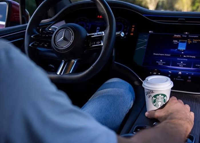 Sambil Ngopi Sambil Ngecas! Mercedes-Benz Buka Stasiun Pengisian Daya Ultra Cepat Pertama di Starbucks AS