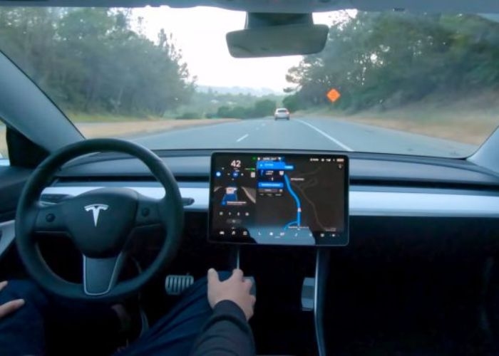 Akhirnya! Tesla Hadirkan Fitur Phone Left Behind Chime di Holiday Update 2025, Bikin Pengemudi Lebih Tenang