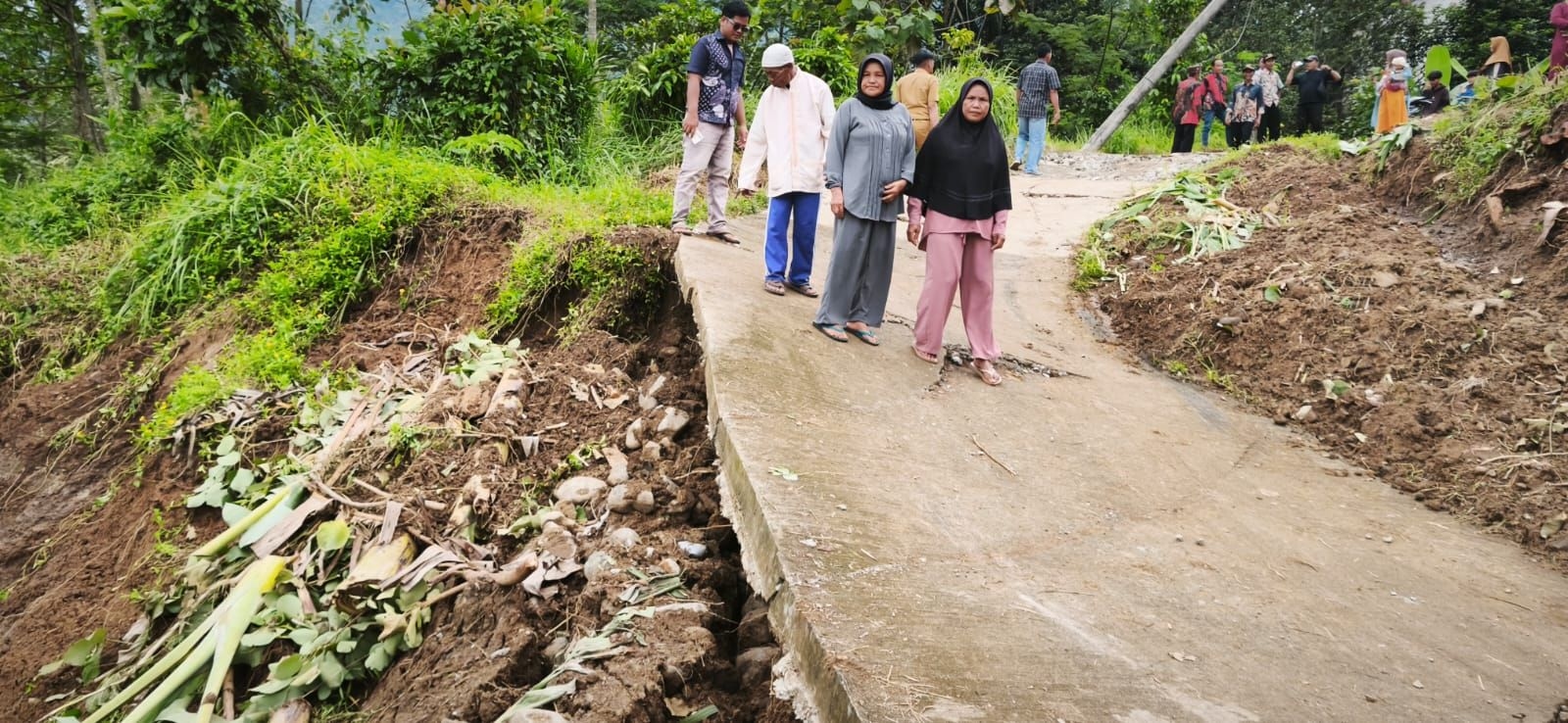 Diguyur Hujan Tiga Hari, Jalan Poros Desa di Singorojo Kendal Amblas 100 Meter, Warga Terisolasi Aktivitas Lumpuh