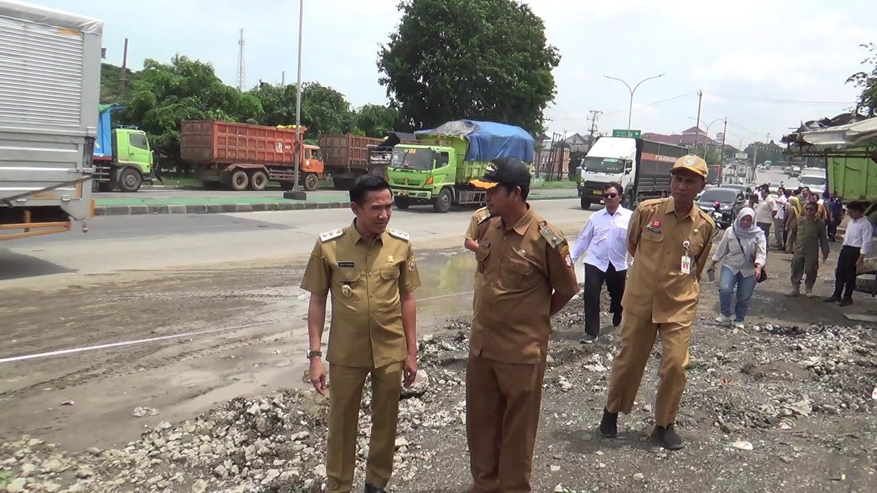 Wabup Kendal Tutup Parkir Liar Dump Truk di Perbatasan Semarang, Dua Nyawa Melayang