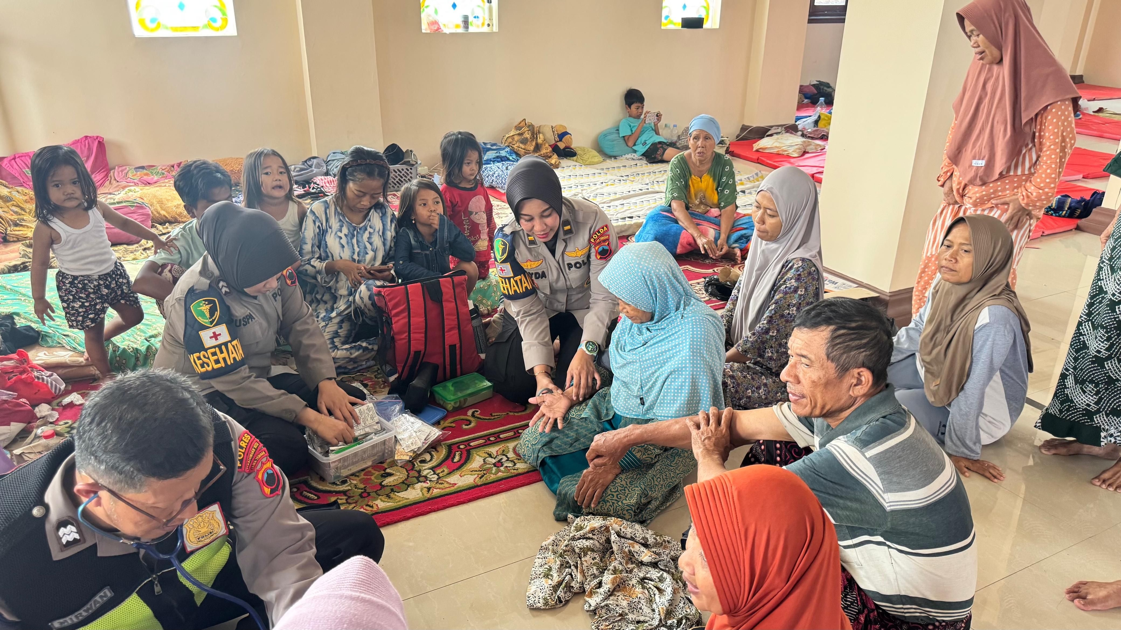 Warga Pengungsi Banjir Pekalongan Alami Gangguan Kesehatan, Dokkes Polda Jateng Beri Pelayanan Medis