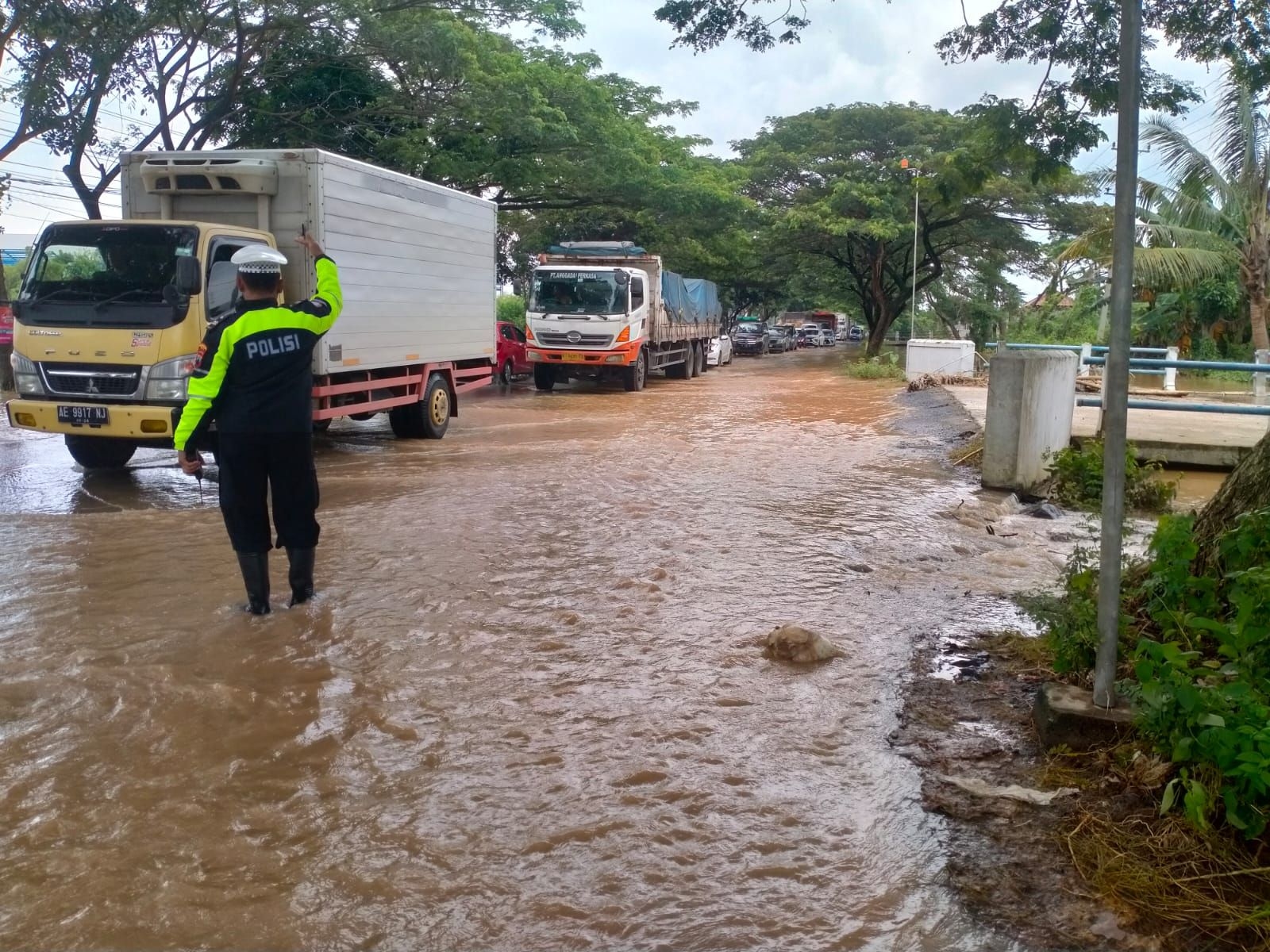 Pantura Pati–Juwana Tergenang Banjir, Satlantas Polresta Pati Berlakukan Rekayasa Lalu Lintas 24 Jam