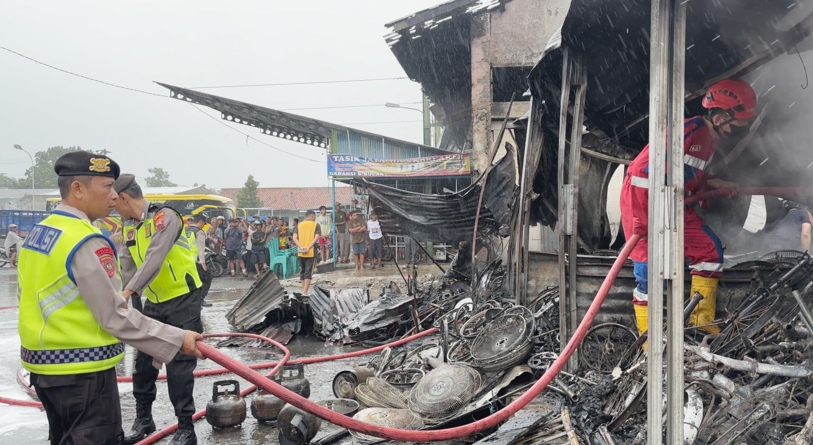 UPDATE KRONOLOGI Kebakaran Hanguskan Belasan Kios Pasar Adiwerna Tegal, Kerugian Capai Rp100 Juta