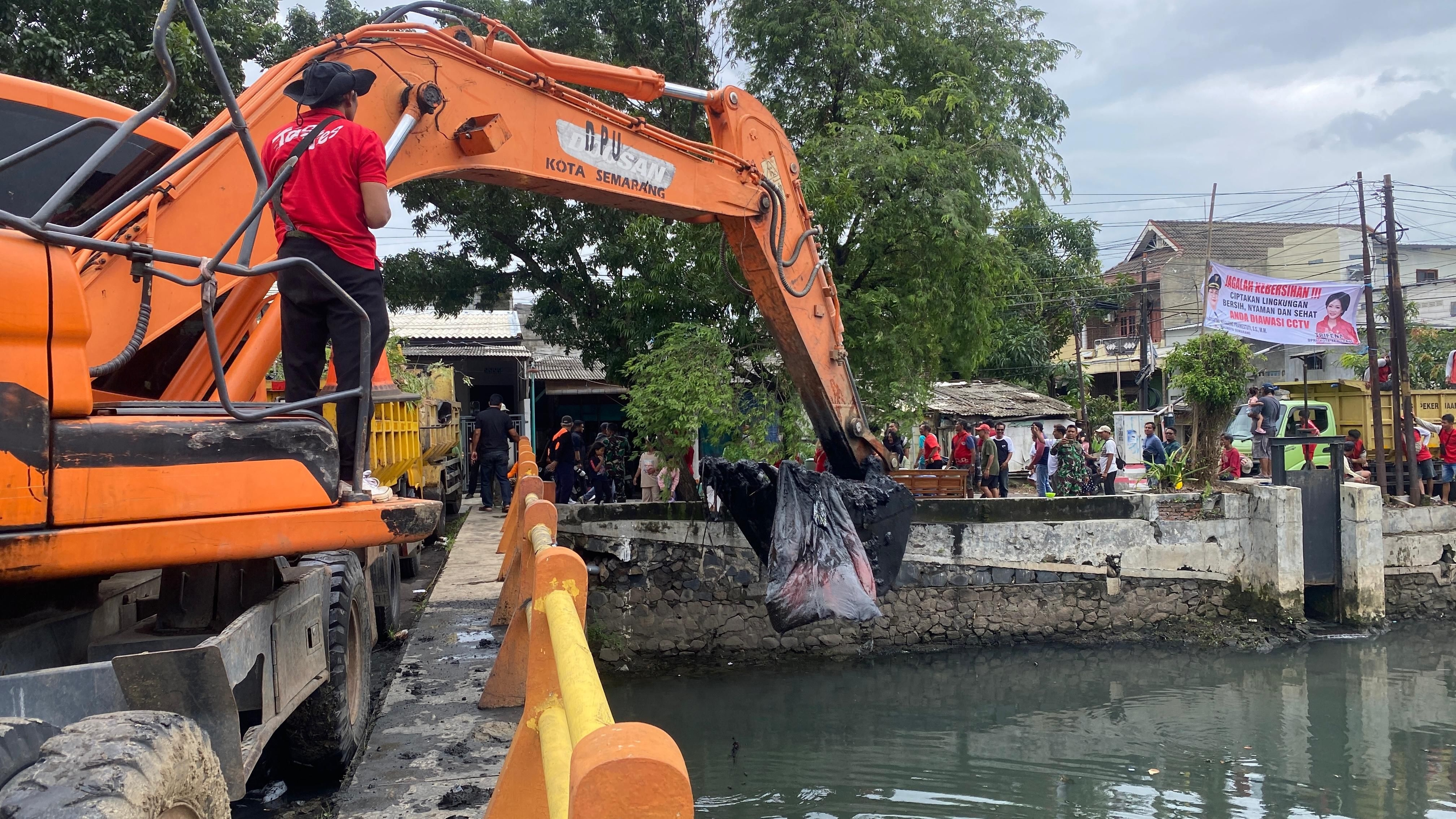 Antisipasi Resiko Banjir, Warga Kerja Bhakti Bersih- bersih Kali Banger, Pemkot Turunkan Alat Berat