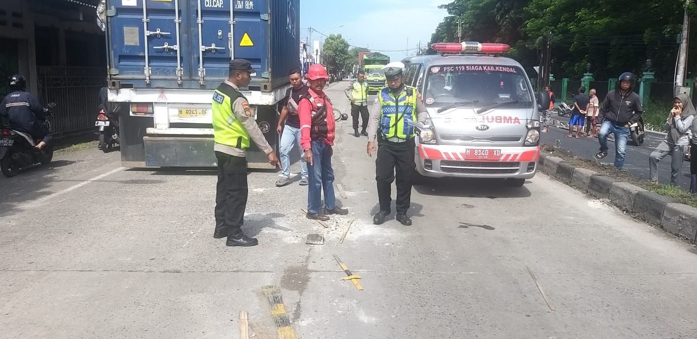 Pemotor Tutup Usia Tertabrak Truk di Jalur Kontraflow Cepiring Kendal, Polisi Panggil Pemilik Proyek