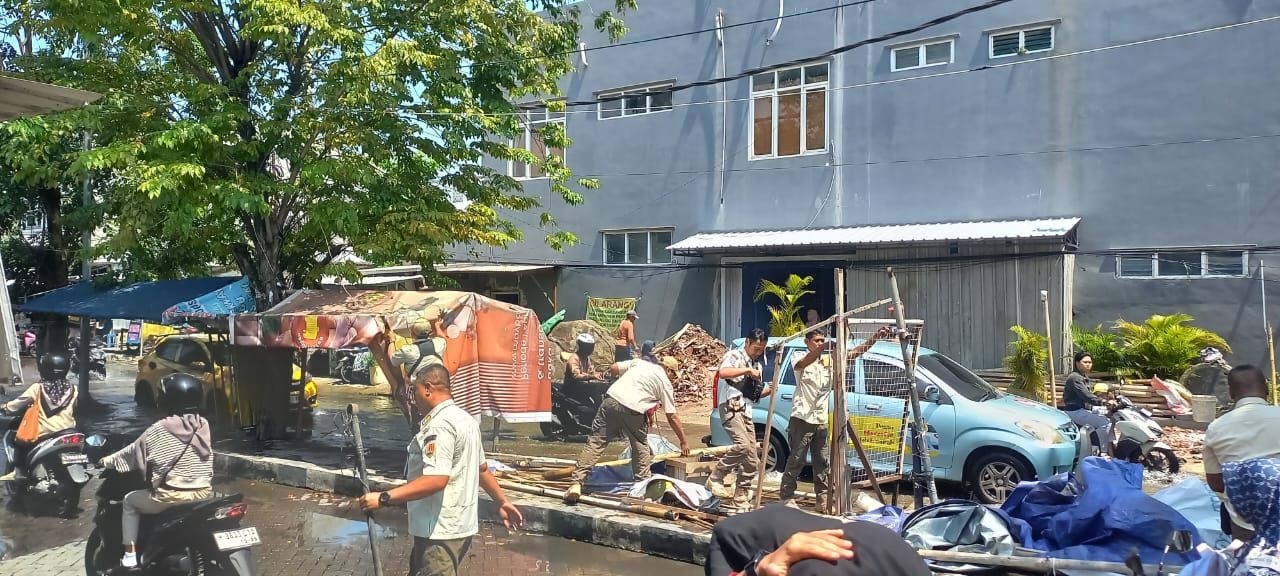 Puluhan Lapak PKL di Jalan Gajah Birowo Semarang Dibongkar Satpol PP