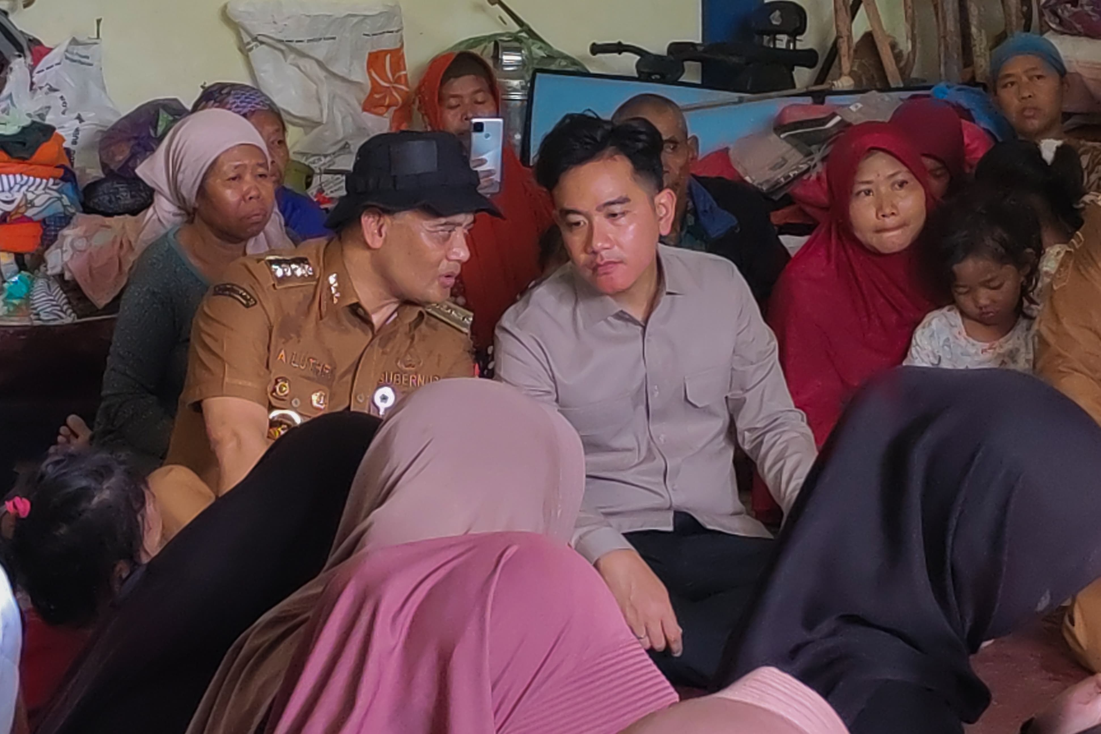 Bareng Wapres Gibran, Gubernur Jateng Kembali Kunjungi Pengungsi Korban Tanah Gerak Tegal