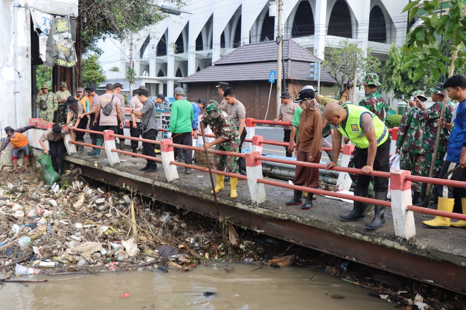 Sampah Menggunung di Bawah Jembatan Sungai Kendal, Kapolres Turun Langsung Pimpin Pembersihan
