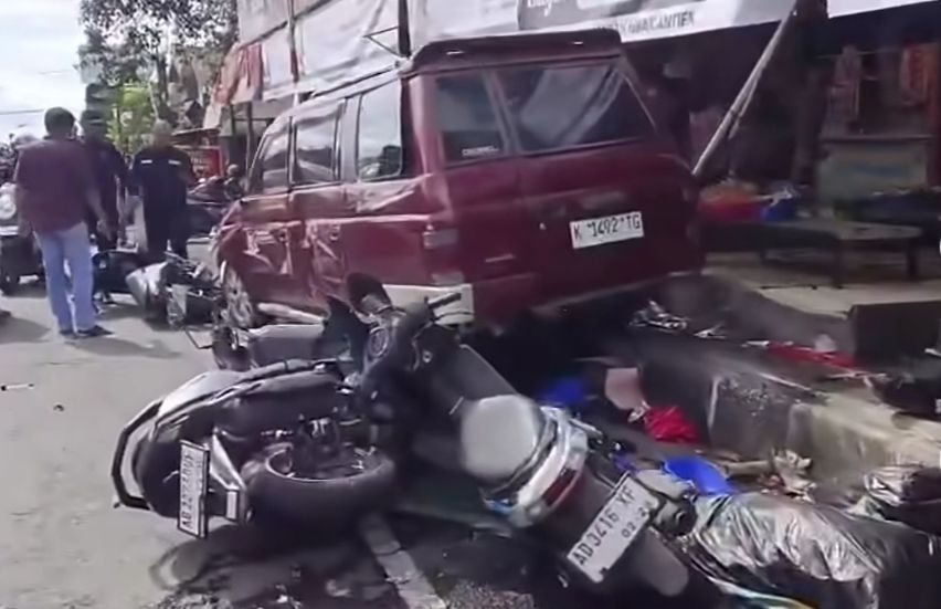 Rem Blong, Isuzu Panther Tabrak Mobil dan Motor di Tawangmangu