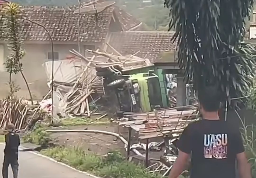 Gagal Nanjak, Truk Hino Mundur dan Terbalik di Tanjakan Ketep Pas