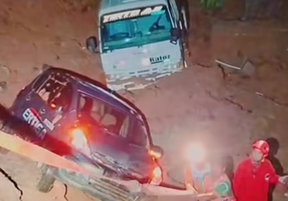 Jembatan Wisata Colo Kudus Longsor, Mobil Ertiga dan Truk Tangki Terseret Material Tanah