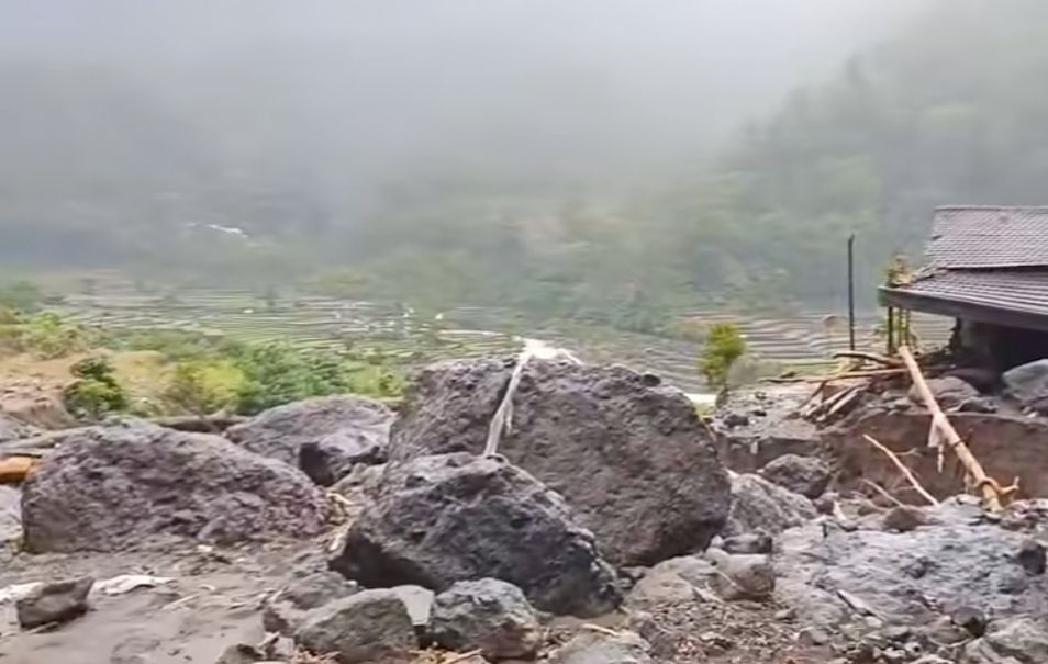 Desa Tempur Jepara Terisolasi Akibat Longsor, Akses Jalan Terputus Total